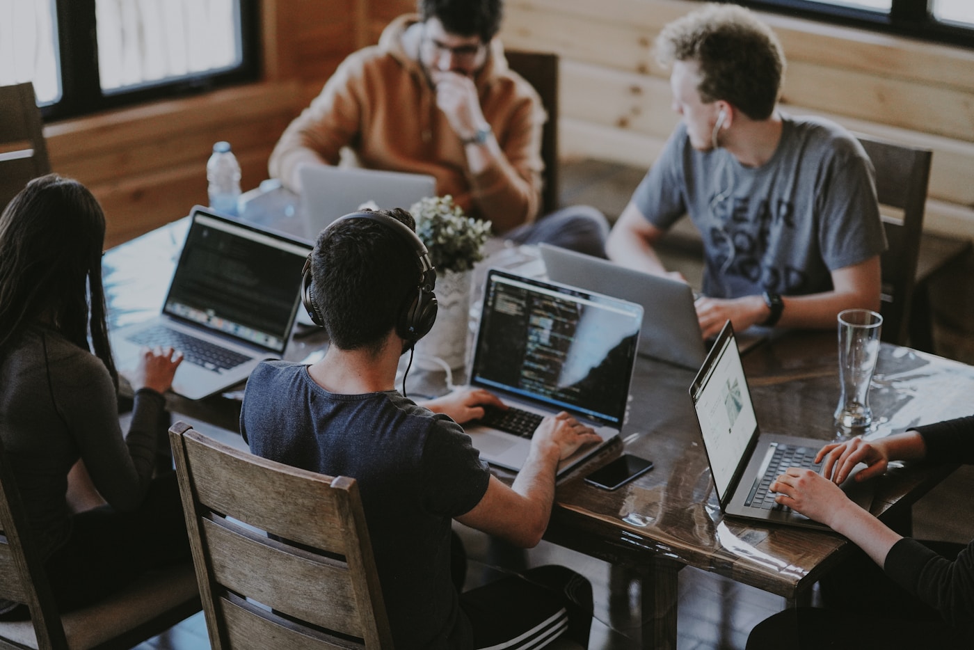 Team dat samenwerkt aan een laptop